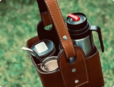 hombre cebando mate con termo con media manija y pico cebador