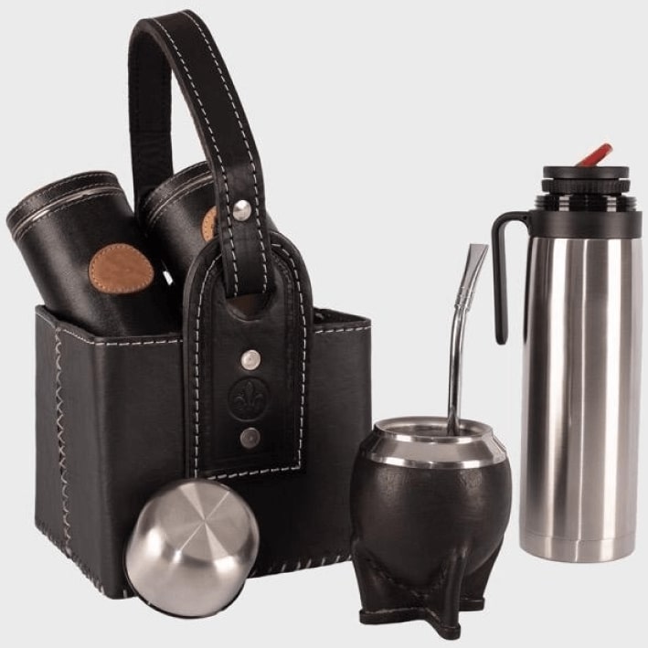 combo de mate termo y bombilla junto con un bolso matero y recipiente de yerba y azucar