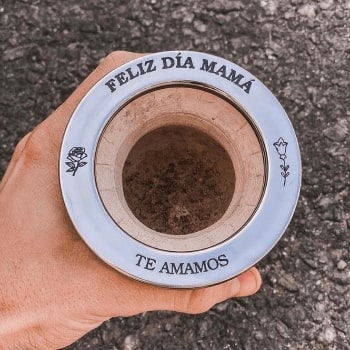 grabado de mate en virola con texto y dibujos de flores para regalar a mama