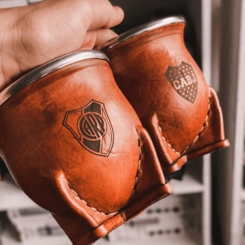 grabado de mate en cuero con escudos de river y boca