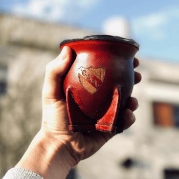 grabado de mate en cuero con escudo de independiente